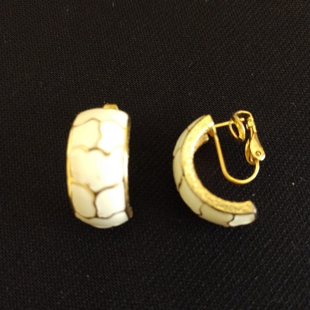 ❤️3/$15 Vintage Donna Gray Ivory  Enamel and Gold Earrings